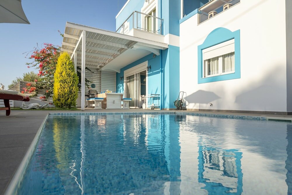 Фото Seabreeze Villa - with Jacuzzi & heated pool