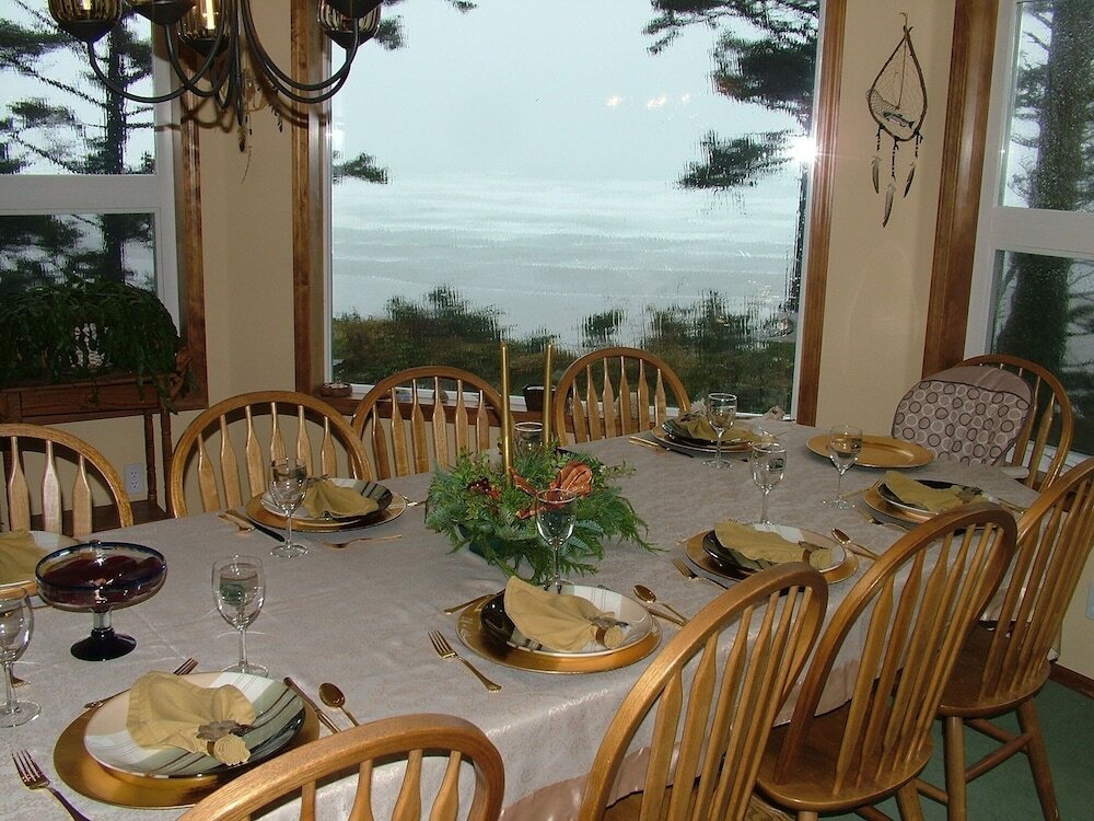 Фото Tyee Lodge Oceanfront B&b