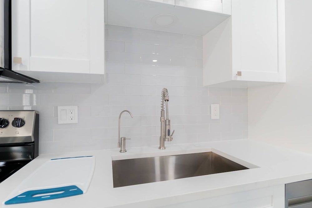 Фото Beachy Blues Apt A, Downtown, Shops, Cafes & Beach, Dog Friendly