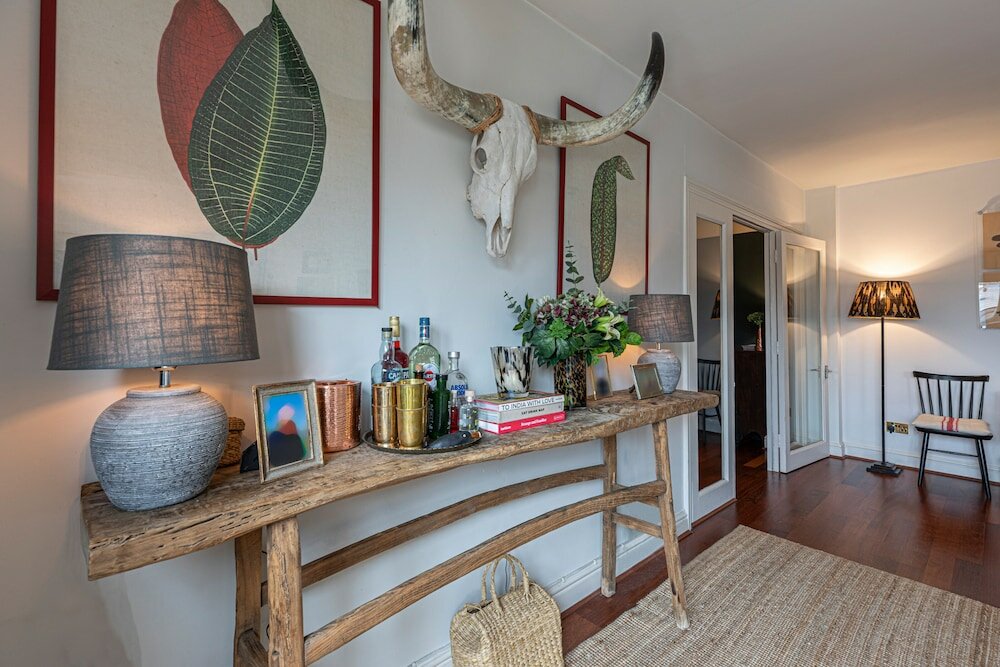 Фото Altido Stylish 2-bed Flat w Terrace Near Battersea Park