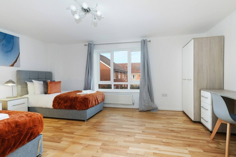 Фото Lindsey Serviced 4 Bedroom 2 Bath house