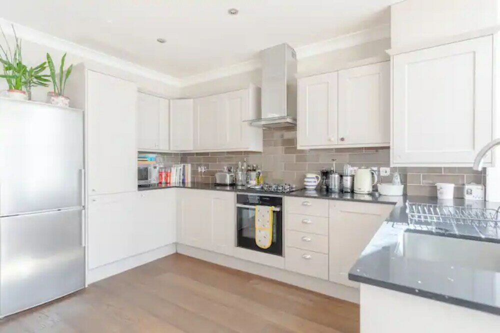 Фото Charming 4bd House With Private Garden - Tooting
