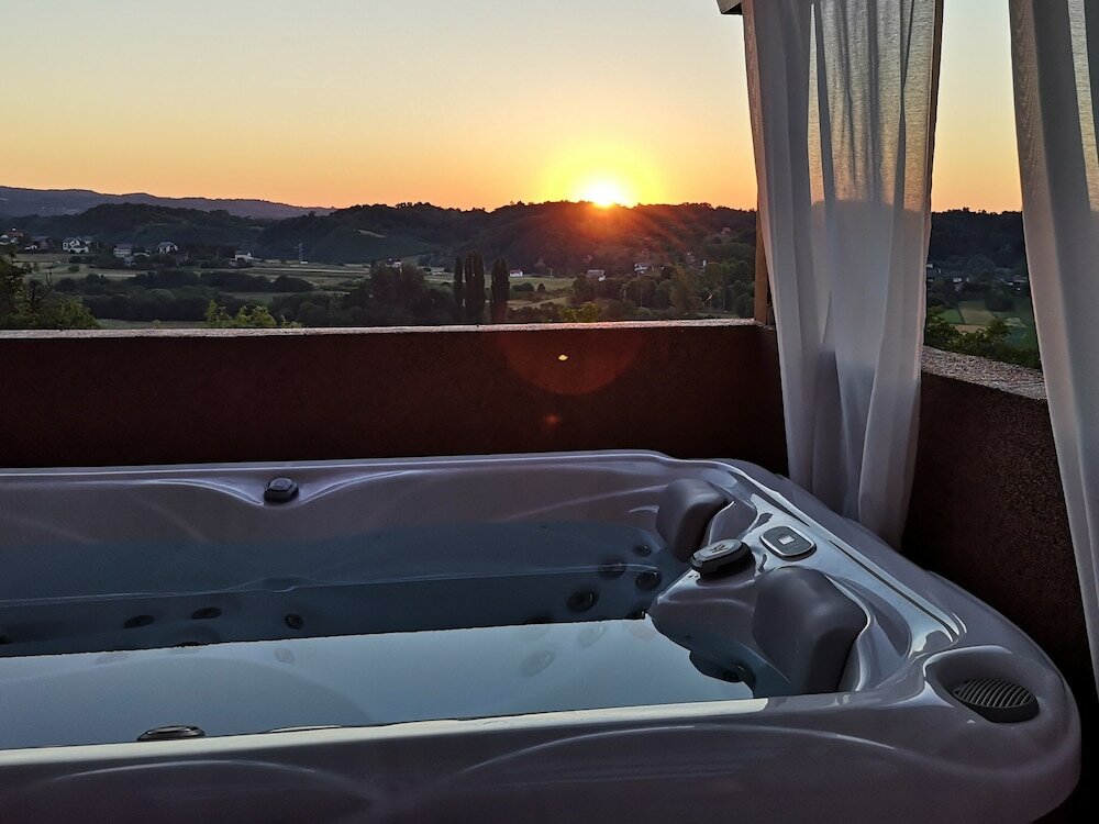 Фото Viksa with Hot Tub