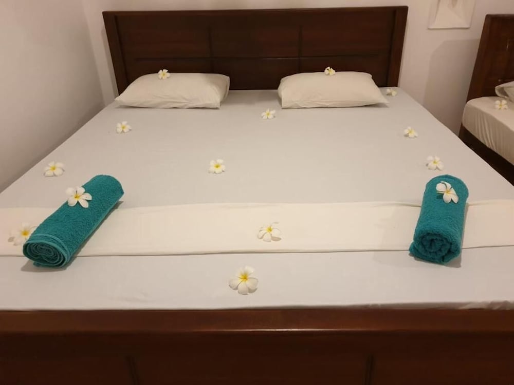 Фото Rupa's Hotel Arugambay