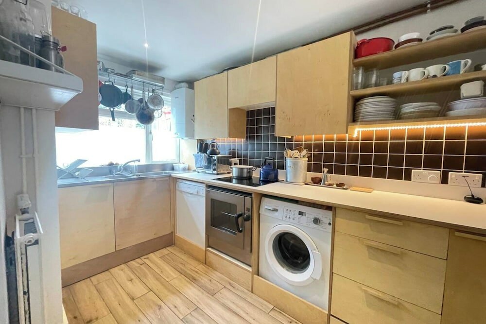 Фото Chic 2bd Home w Private Garden - New Cross!