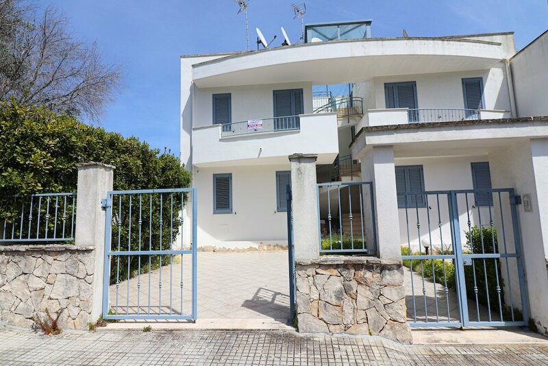 Гостиница Casa Turritella in Castro sea View Sleeps 6