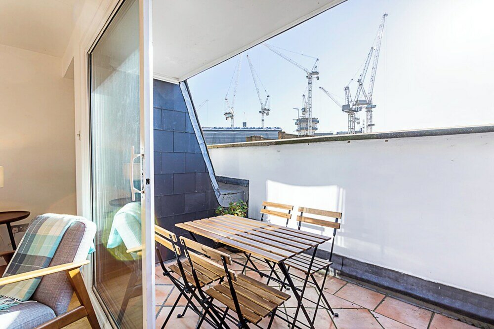 Фото Three Bedroom Kensington Flat