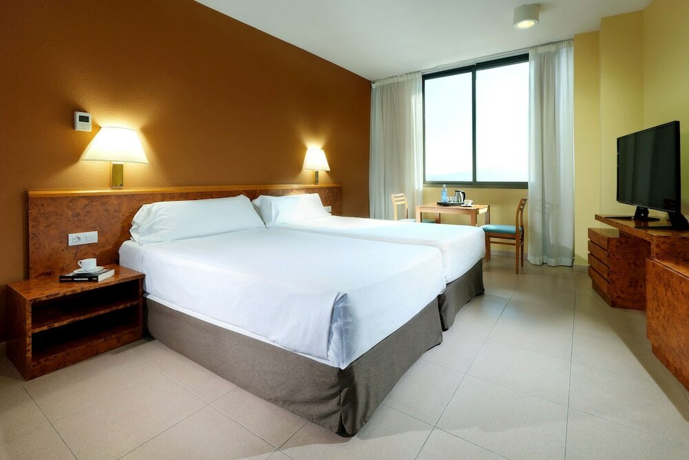 Фото Apartamentos Hesperia Barcelona Sant Joan