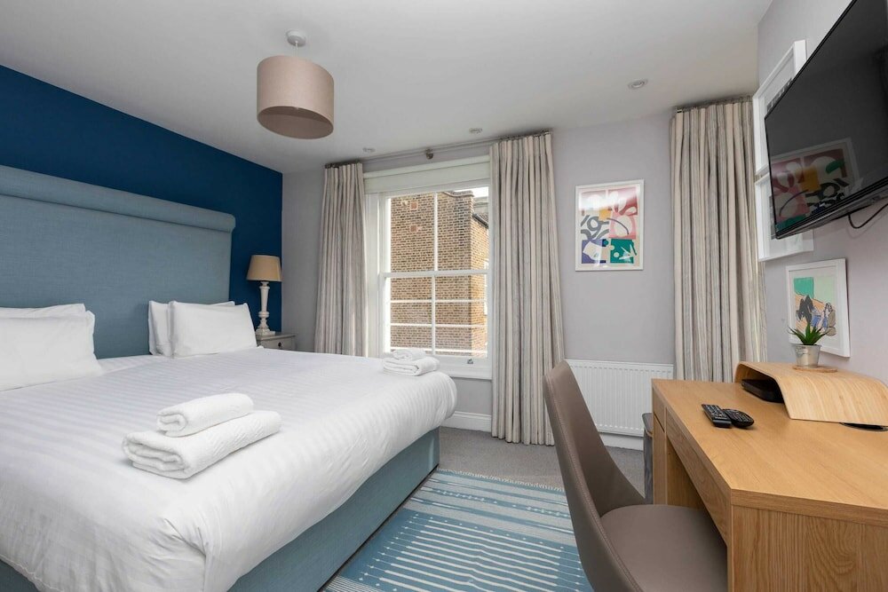 Фото Spacious 3 Bedroom in Notting Hill With Balcony