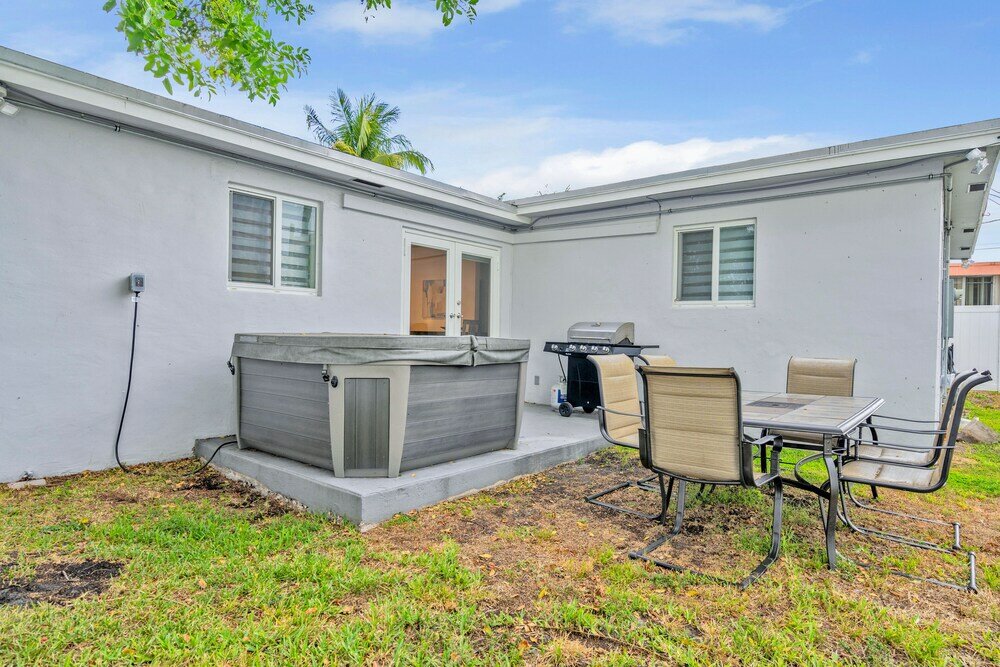Фото Hollywood Hills House w Backyard-BBQ