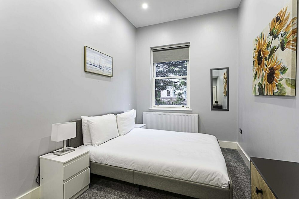 Фото Refurbished St. johns Hill Apartment