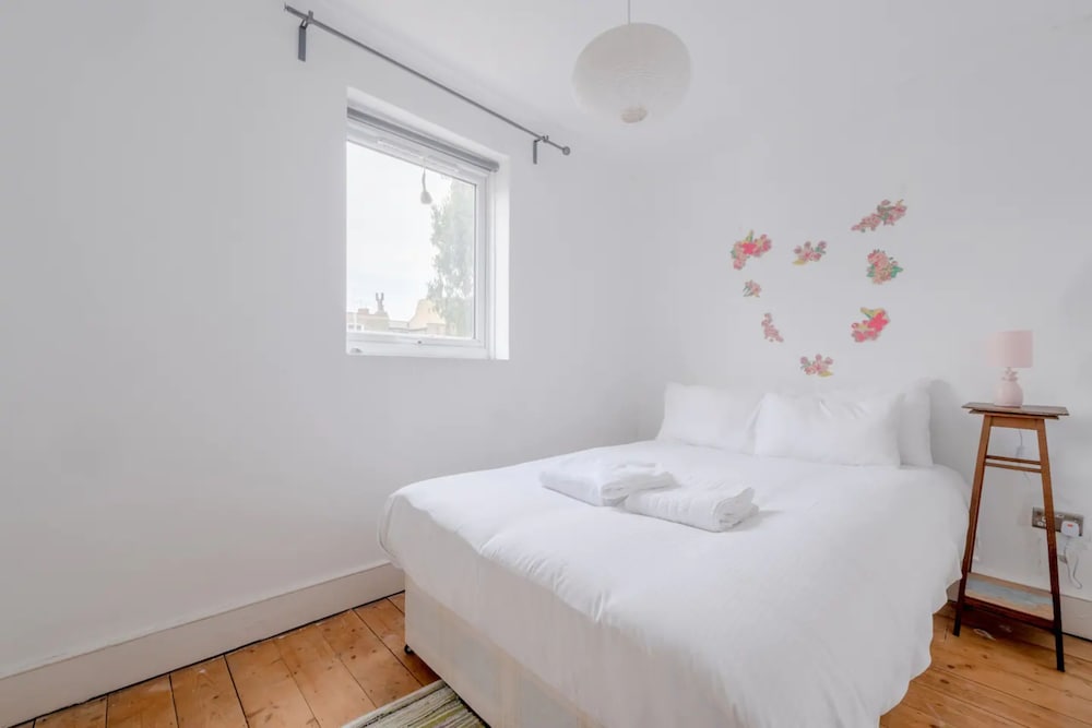 Фото Lovely 3 Bedroom Apartment in Clapton With Garden