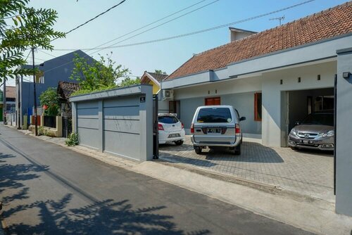 Гостиница RedDoorz near Alun Alun Kudus 2 в Кудусе