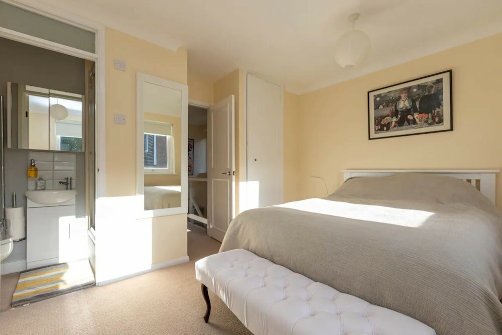 Фото Quiet 3 Bedroom House With a Garden in Putney