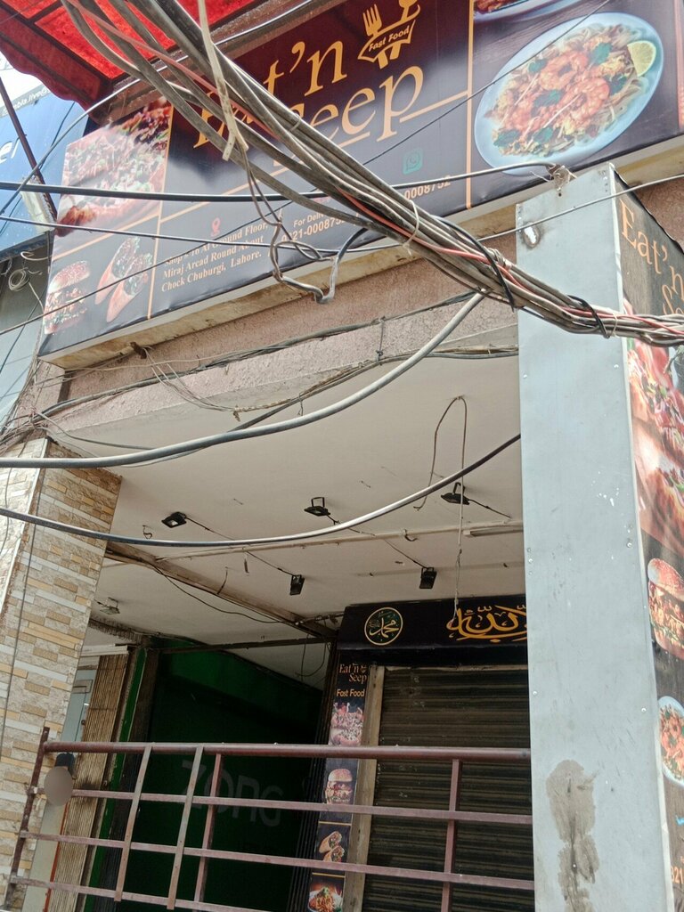 Fast food Eat's in Seep, Lahore, photo