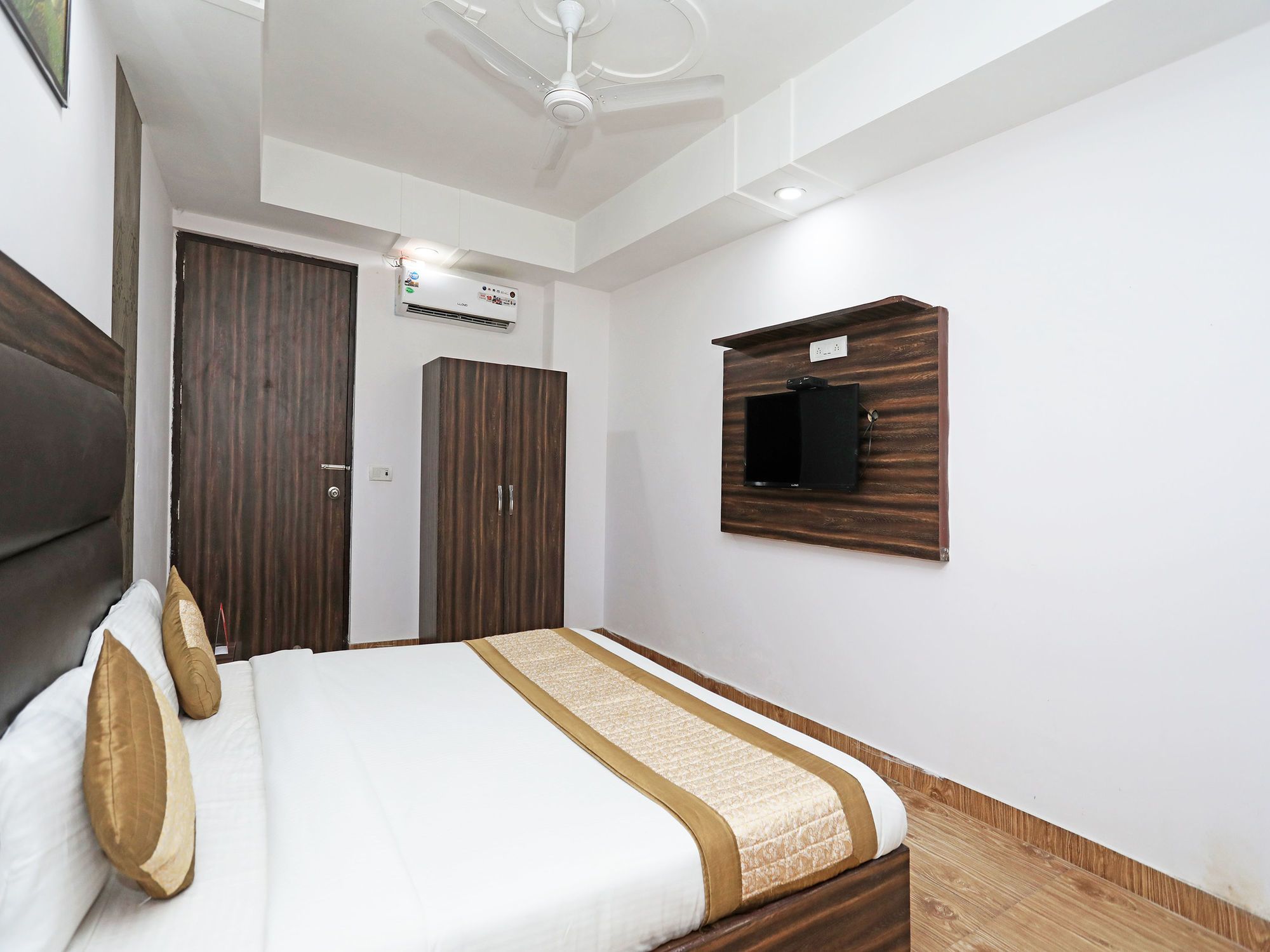 Фото Oyo 10795 Hotel Rs Residency