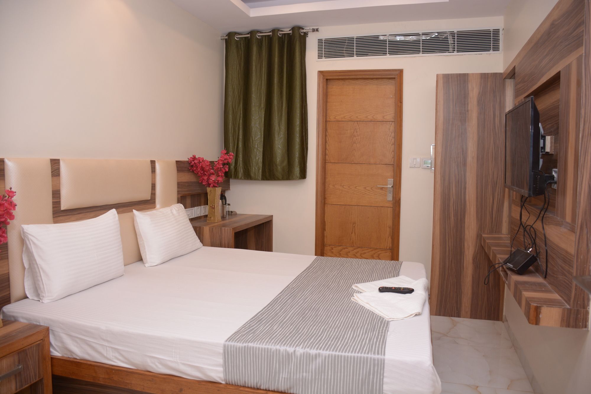 Фото Hotel Golden Oasis Delhi