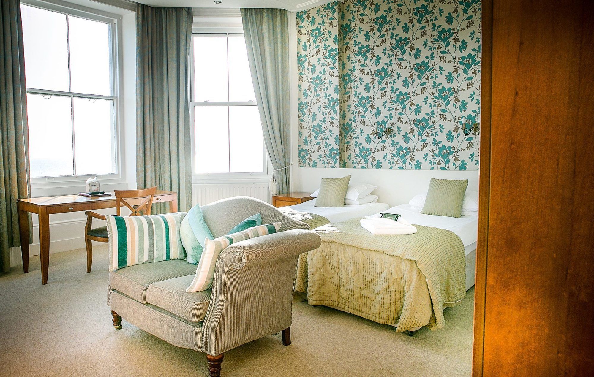 Фото The Cumberland Hotel