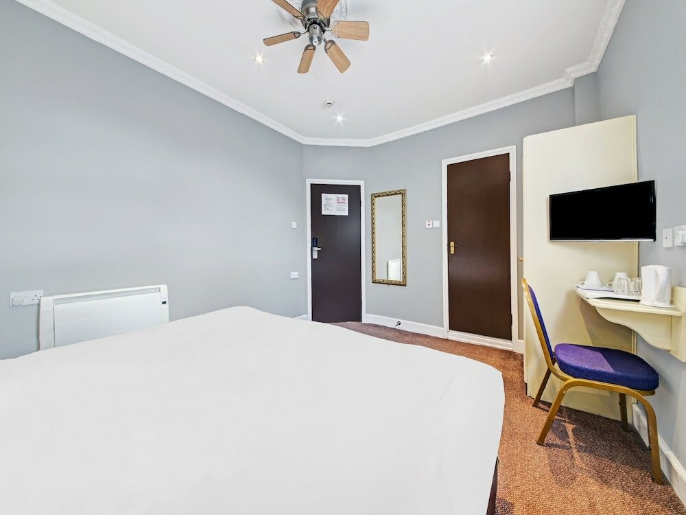 Фото Oyo Bostons Manor Hotel