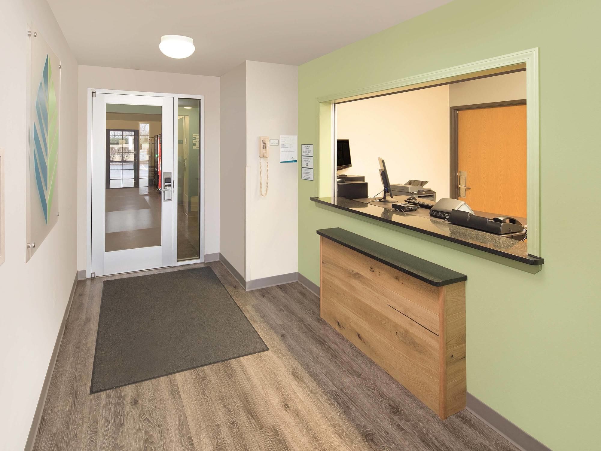 Фото WoodSpring Suites Bentonville