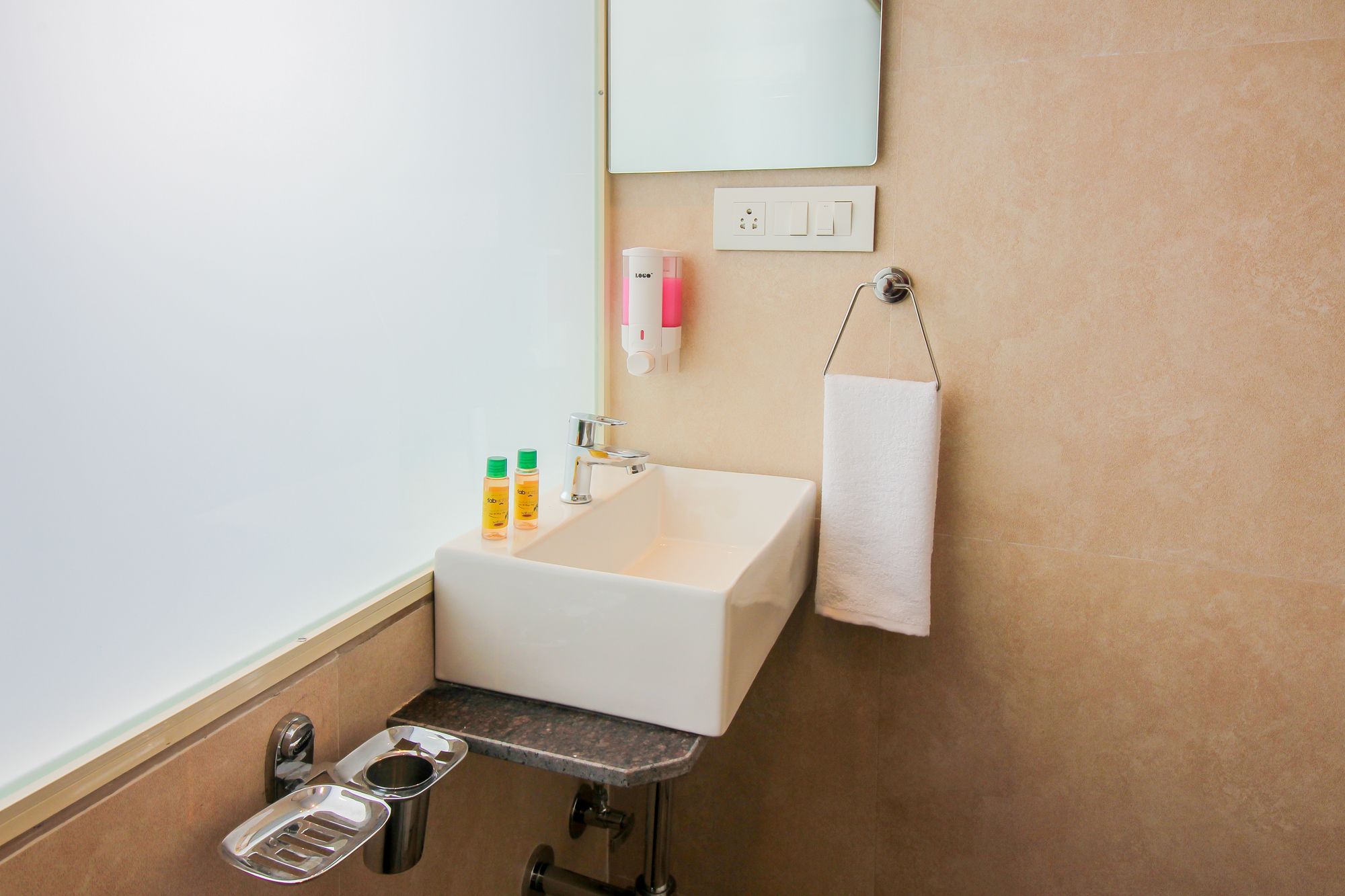 Фото FabHotel Aksa International Andheri East