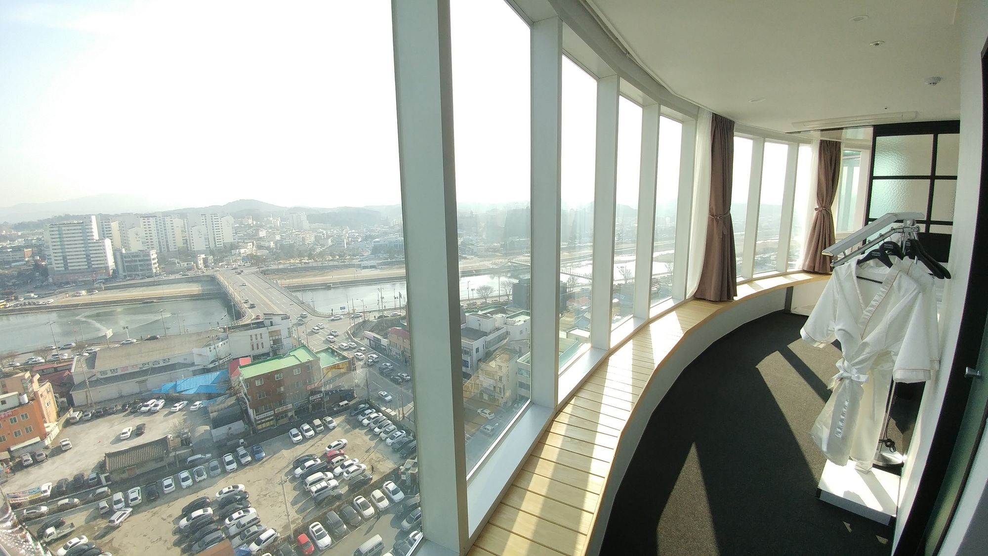 Фото Gangneung Tourist Hotel