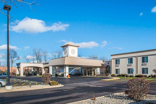 Гостиница Clarion Inn Elmhurst - Oak Brook near I-88, I-290, I-294 в Элмхерсте