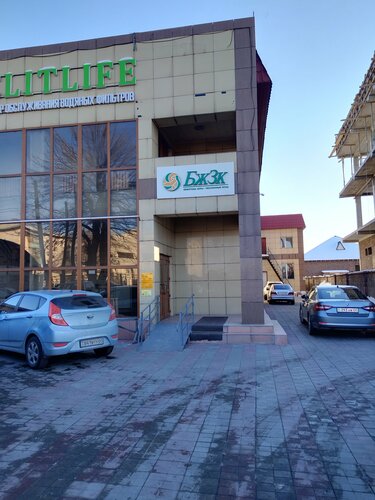 Оның көшеде мөлдір көйлек киген видеосы