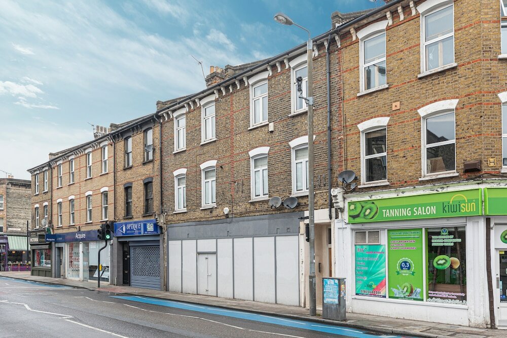 Фото Altido Stylish 2-bed Flat w Terrace Near Battersea Park