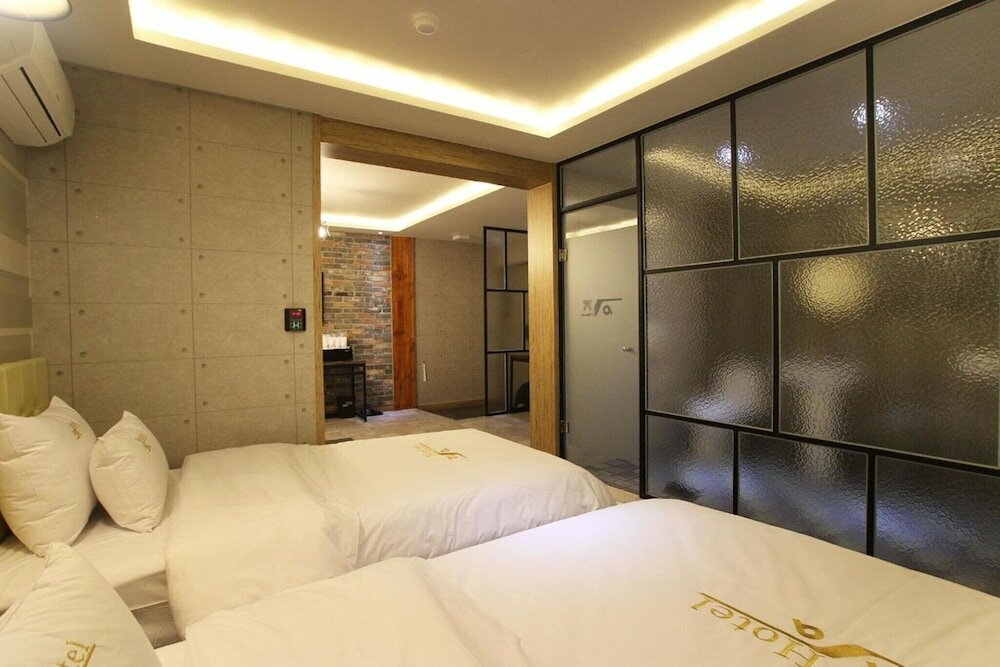 Фото Yeosu Hakdong Ja Self Check-in Motel