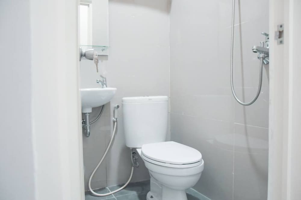 Фото RedDoorz Plus near Manggarai Station 3