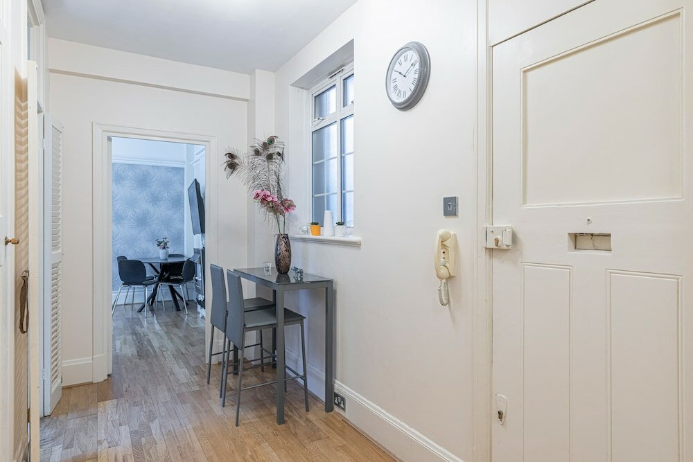 Фото Charming 2 Bedroom Flat in Kensington High Street
