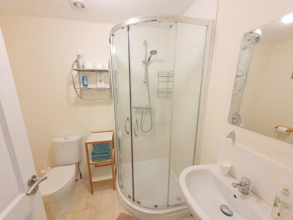 Фото 2-bed Flat With Superfast Wi-fi Dw Lettings 29br