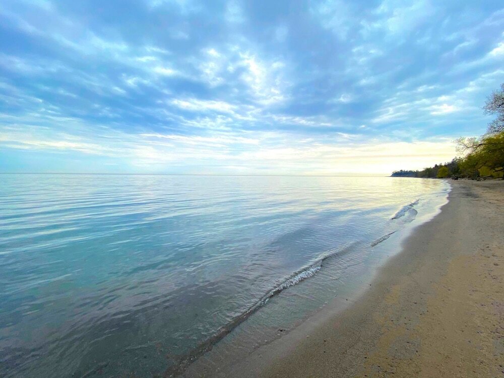 Фото Brand New Walk Out Bsmt Apt Near Beach