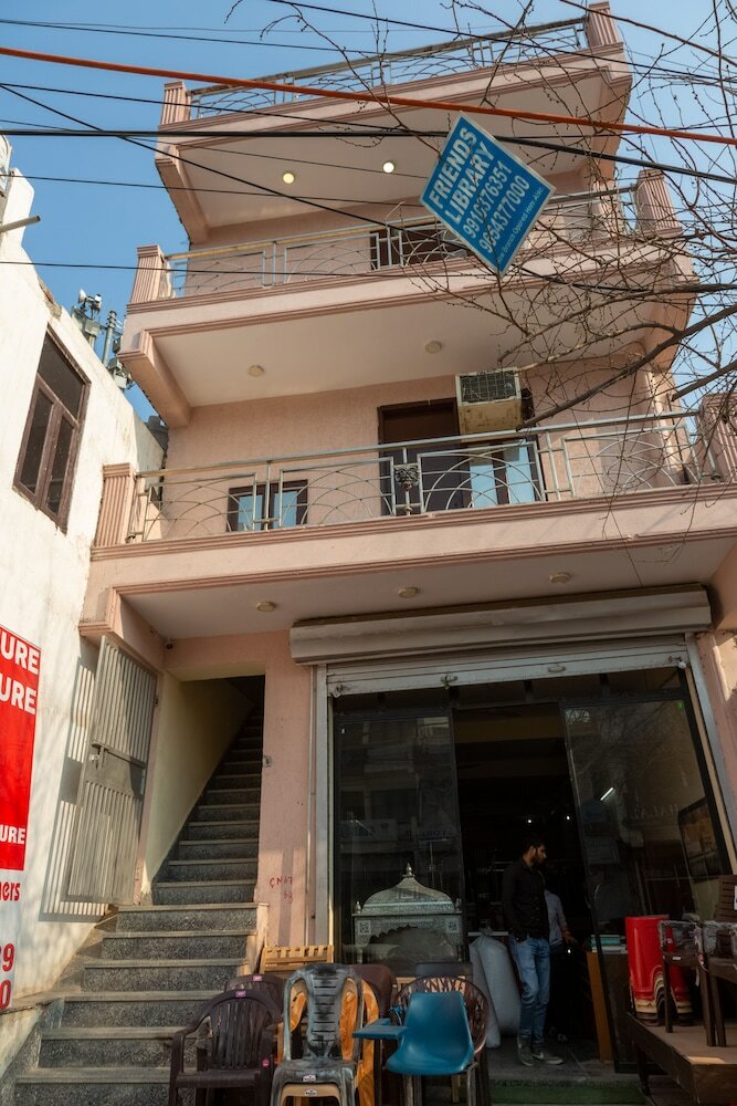 Фото Eat Sleep Wander Studio Apartments