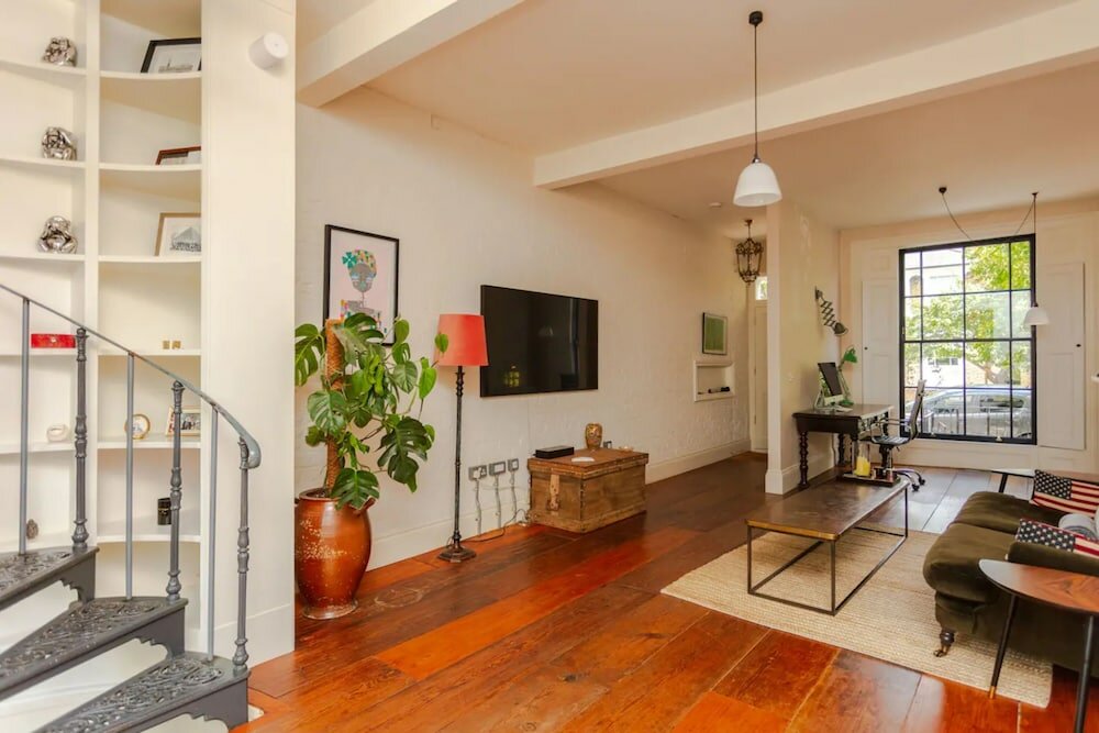 Фото Stunning 2 Bedroom House in Peaceful London Fields