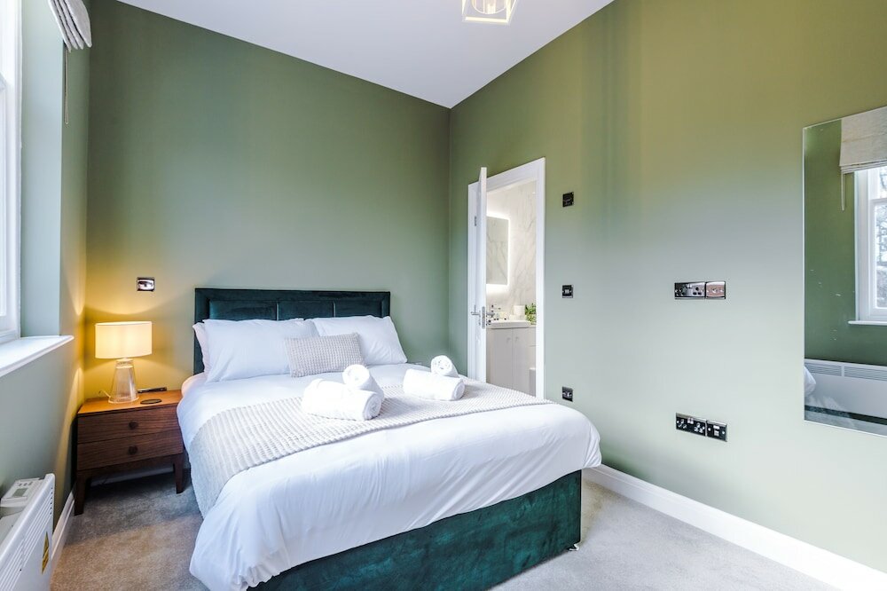 Фото Hilltop Serviced Apartments - Stockport