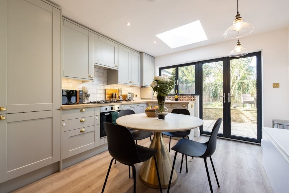 Фото The Richmond Upon Thames Escape - Modern & Bright 2bdr Flat With Parking