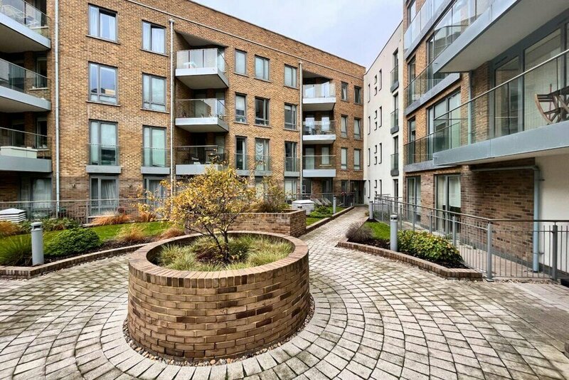 Апартаменты The Limehouse Cut Place - Spacious 2bdr Flat With Balcony в Лондоне