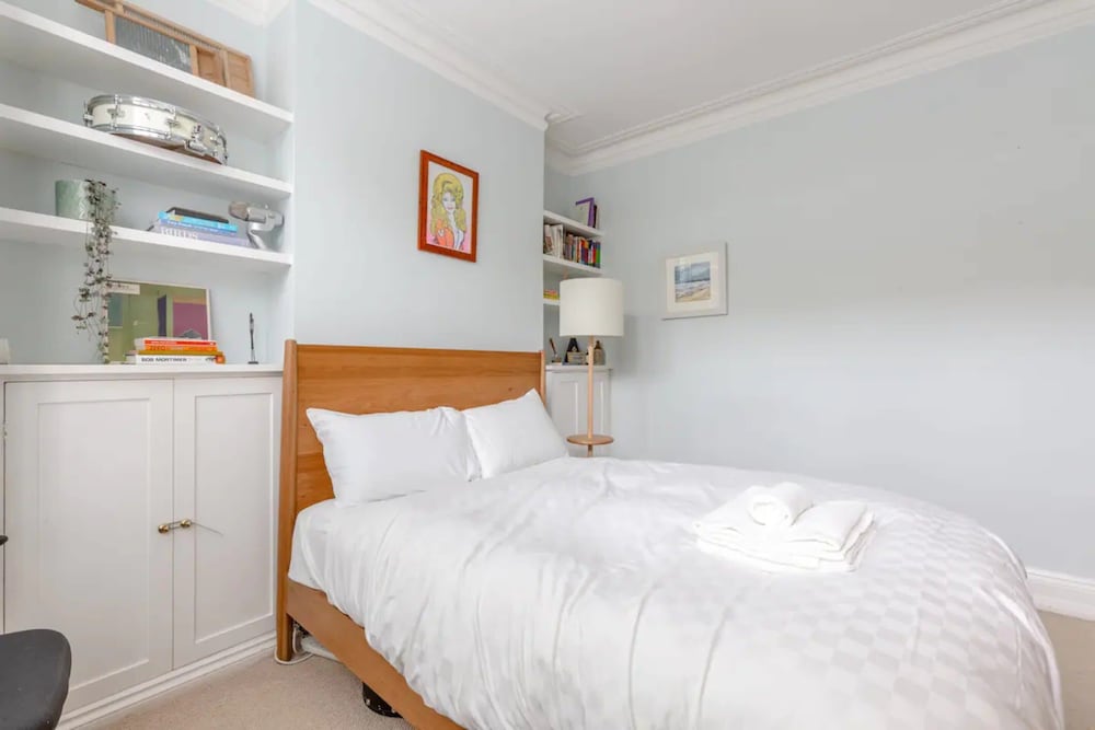 Фото Newly Renovated 2 Bedroom Apartment in Earlsfield With Garden