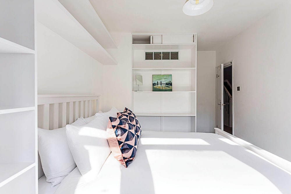 Фото Three Bedroom Kensington Flat