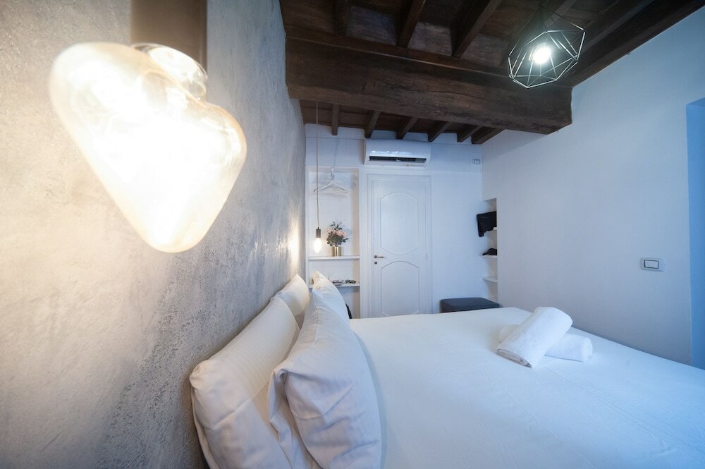 Фото Navona Rooms with Hot Tub