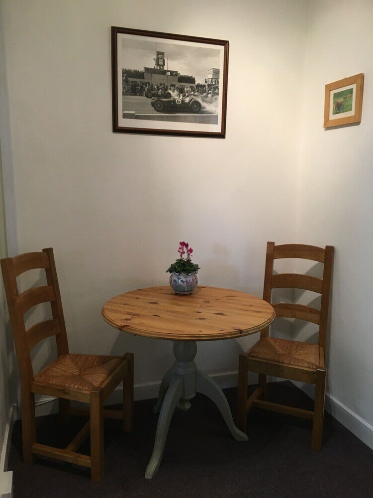 Фото Charming 1-bedroom Apartment Near South Downs