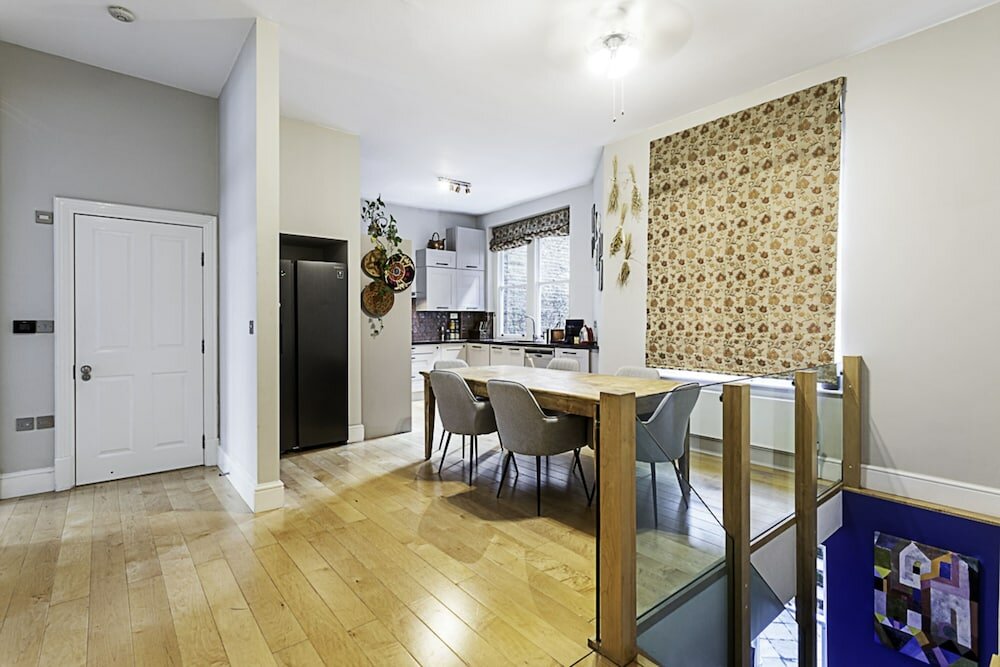 Фото Elegance in Westminster: Victoria Vibes Apartment