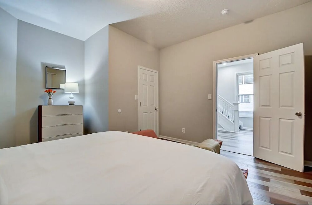 Фото Spacious 6br/3ba House w Parking! Sleeps 20!