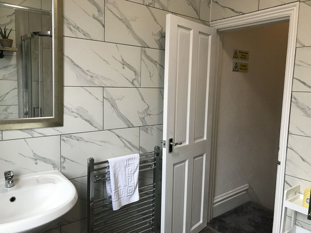 Фото Bright Spacious 3-bed With Office & Patio, Preston