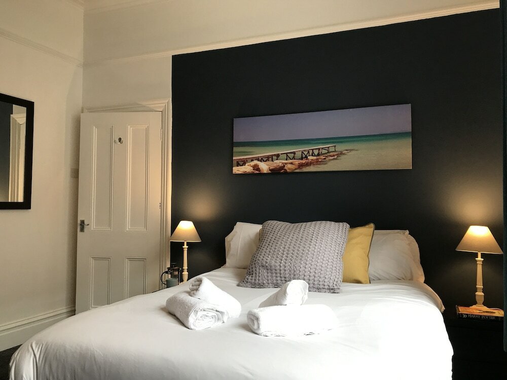 Фото Bright Spacious 3-bed With Office & Patio, Preston