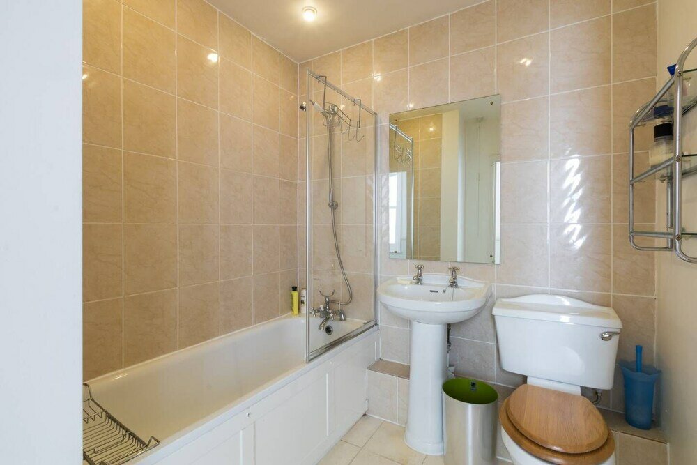 Фото Traditional 5 Bed Family Home Near theTube