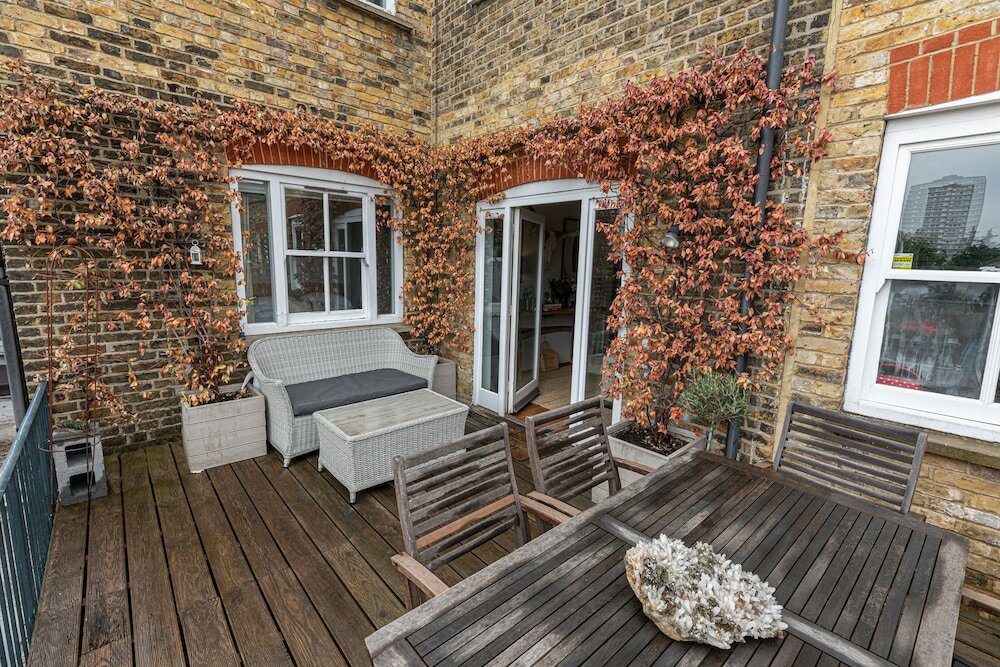 Фото Altido Stylish 2-bed Flat w Terrace Near Battersea Park