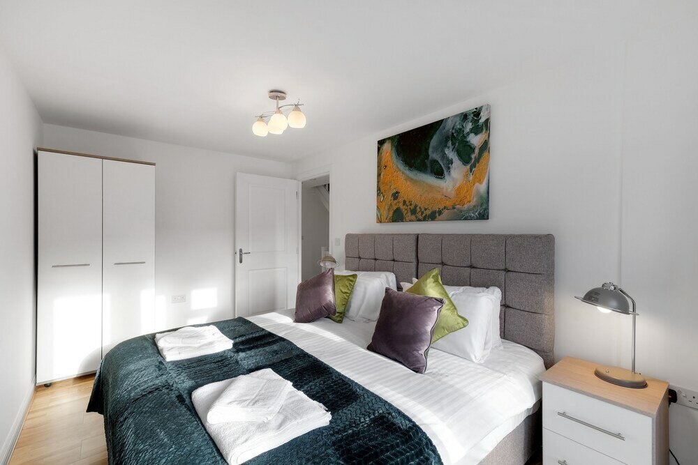 Фото Lindsey Serviced 4 Bedroom 2 Bath house